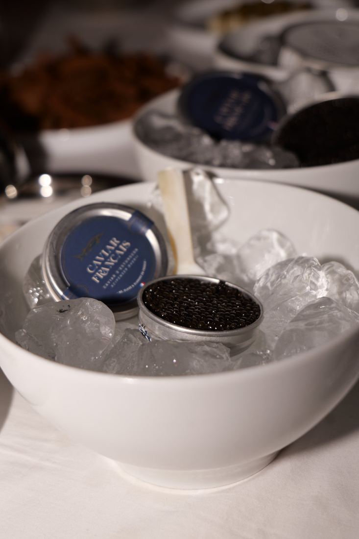 Boîte de caviar ouverte sur un lit de glace