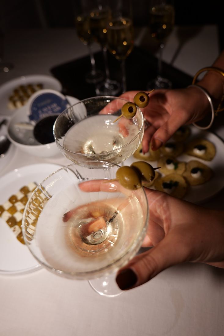 Deux verres de martini aux olives lors d'une réception